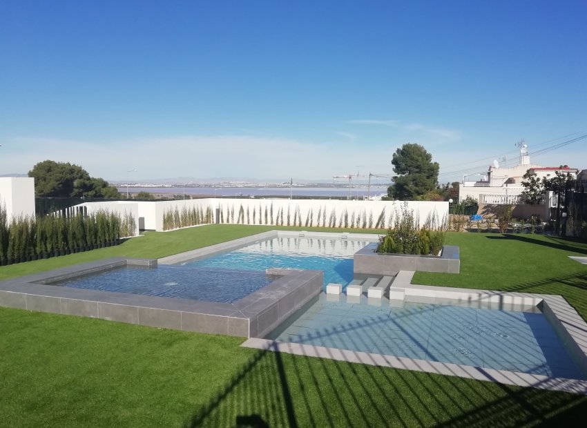 Neue Gebäude - Bungalow-Apartment -
Torrevieja