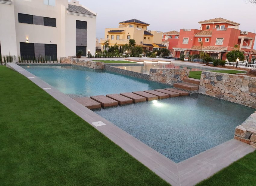 Neue Gebäude - Bungalow-Apartment -
Torrevieja