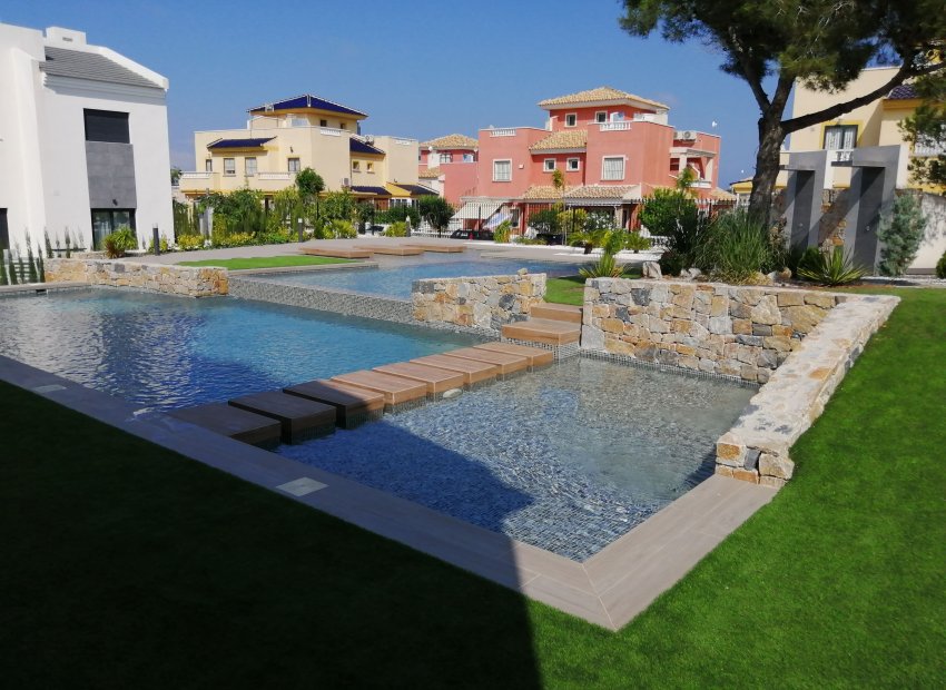 Neue Gebäude - Bungalow-Apartment -
Torrevieja