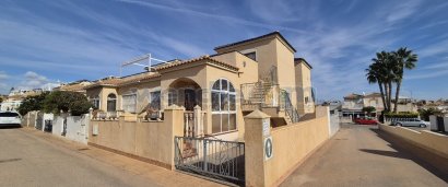 Quatro - Återförsäljning -
            Orihuela Costa - 229