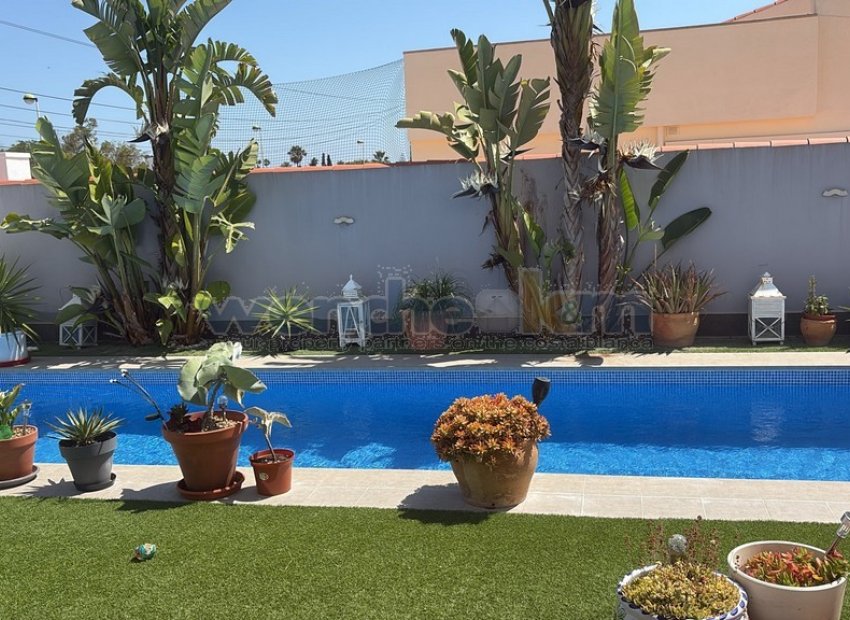 Resale - Detached Villa -
Torrevieja - La Siesta - El Salado -  Torreta