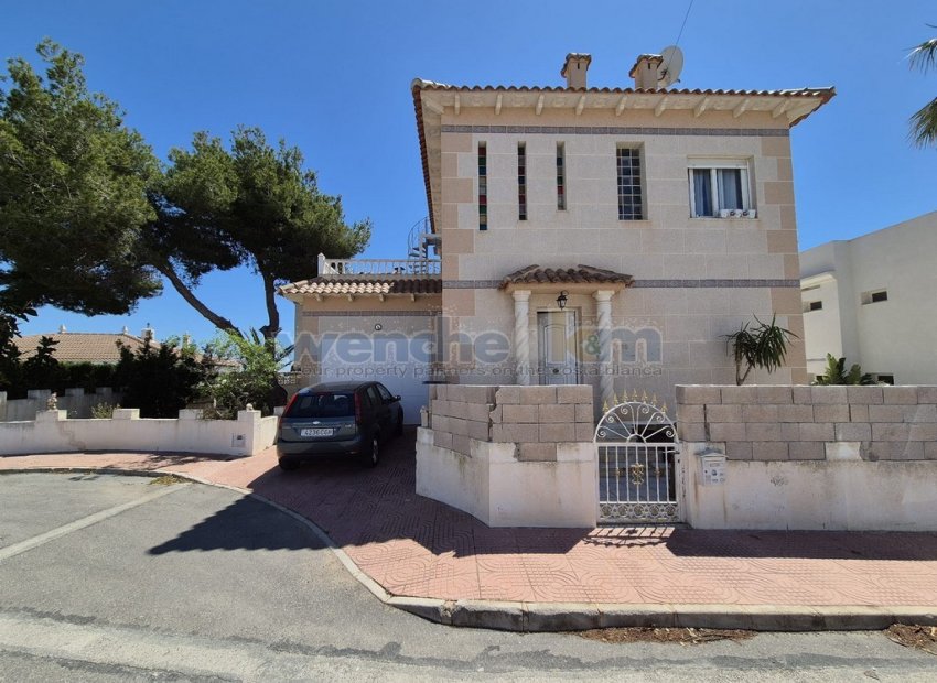 Wiederverkauf - Freistehende Villa -
San Miguel de Salinas