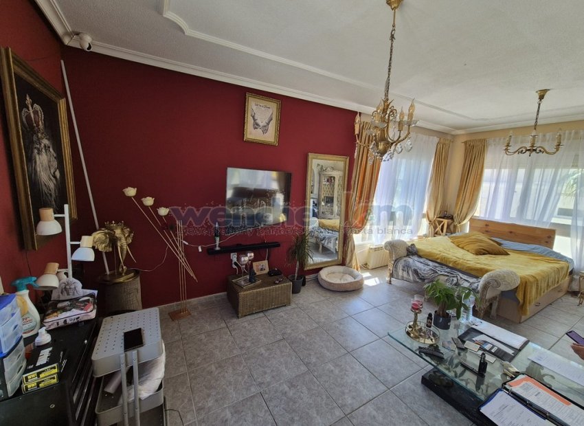Wiederverkauf - Freistehende Villa -
San Miguel de Salinas