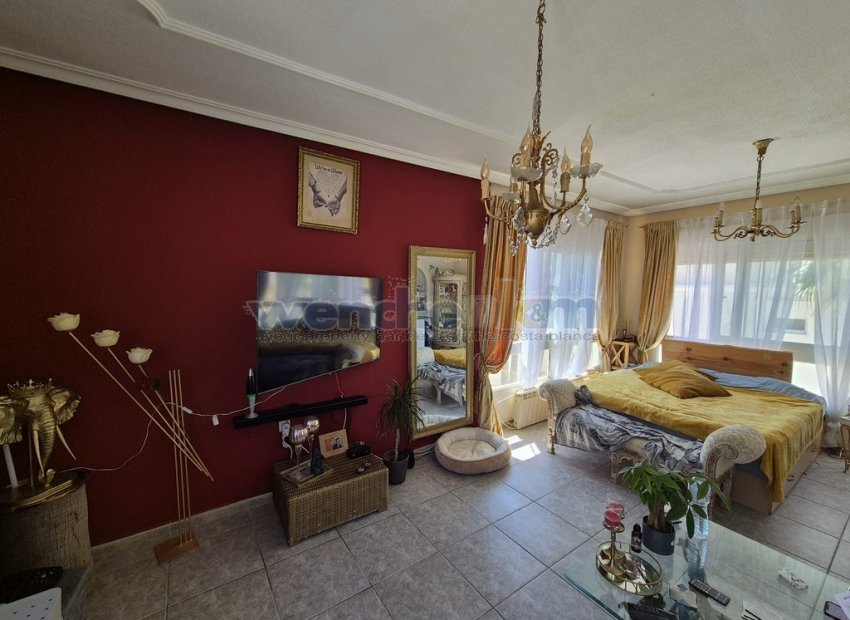 Wiederverkauf - Freistehende Villa -
San Miguel de Salinas