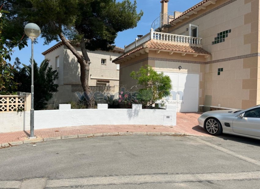 Wiederverkauf - Freistehende Villa -
San Miguel de Salinas